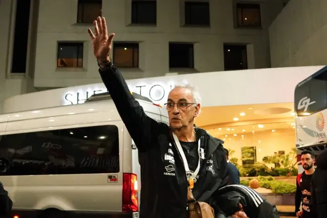 Jorge Fossati saludando a la hinchada peruana. (Foto: FPF).