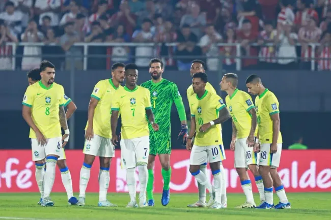 Vinicius Jr. y Alisson Becker en el partido contra Paraguay. (Foto: IMAGO).