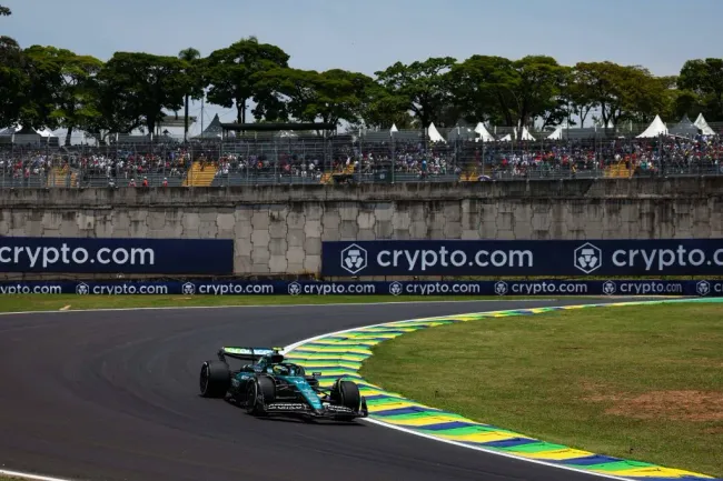 Fernando Alonso, en Interlagos, durante la jornada del viernes en el GP de Brasil 2024 (IMAGO)