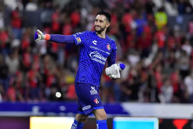 Camilo Vargas podría estar jugando sus últimos partidos en Atlas (IMAGO)