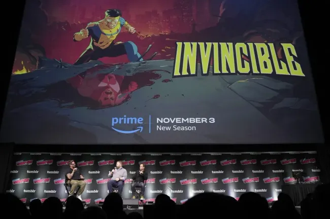 Damian Holbrook, Robert Kirkman y Simon Racioppa hablan en el escenario de la nueva temporada de Invincible. Imagen: Getty Images.