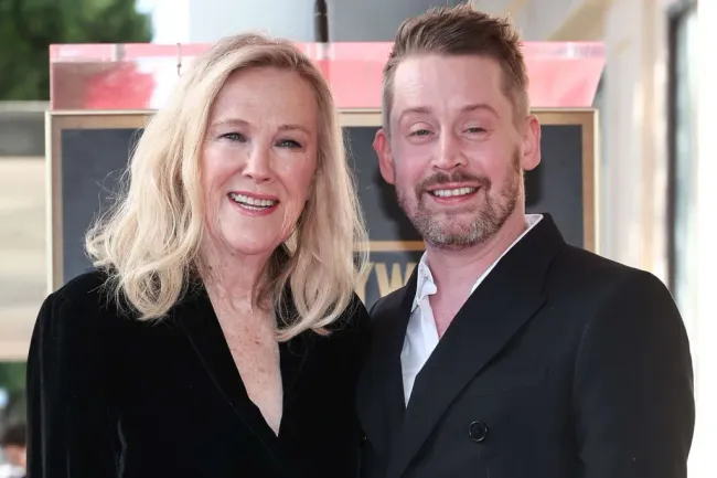 Así lucen Macaulay Culkin y Catherine O’Hara a 33 años de Home Alone.