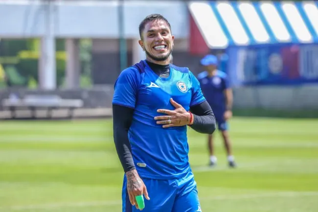 Carlos Salcedo ha demostrado gran liderazgo a su llegada a Cruz Azul. (Foto: Cruz Azul)