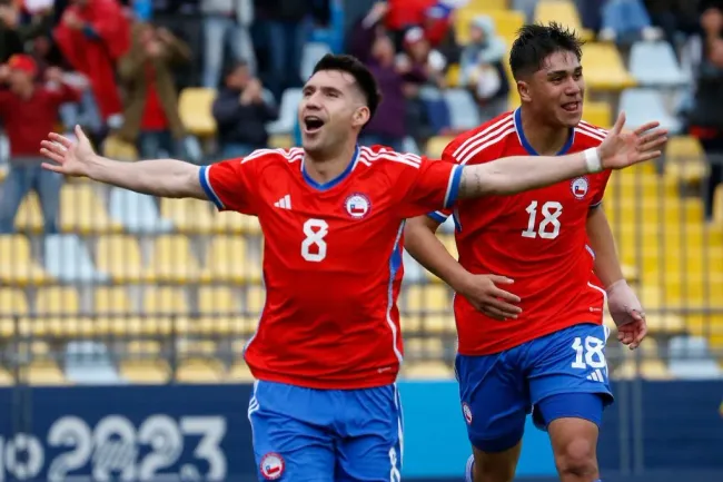 César Fuentes abrió el camino de la goleada de Chile Sub 23. Fuente: Raúl Zamora/Santiago 2023 vía Photosport