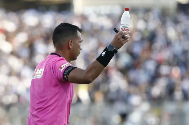 Juan Lara será el encargado de impartir justicia en el duelo de esta tarde entre Colo Colo y Huachipato. Foto: Photosport.