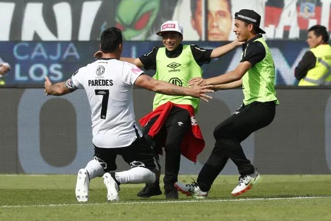 Paredes con sus hijos tras convertirse en el máximo goleador de la Primera División de Chile | Foto: Photosport