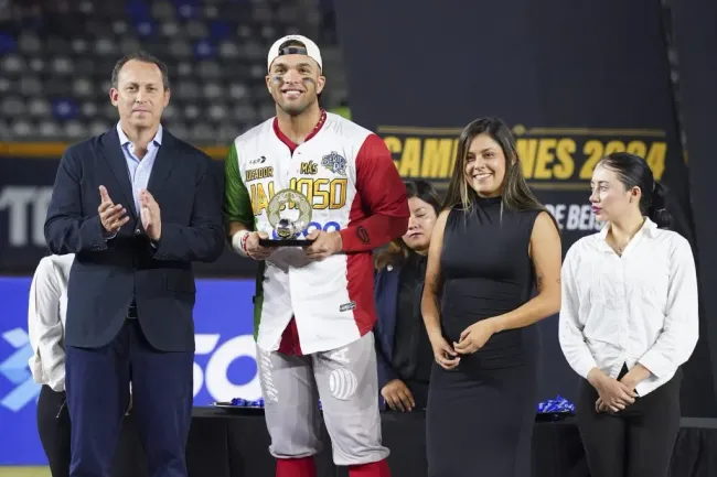 José Marmolejos tras recibir el premio a Jugador Más Valioso de la Serie del Rey 2024 (Cortesía)