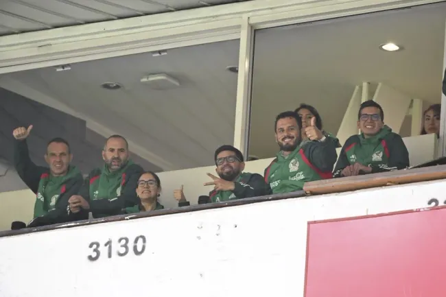 Pedro López y su cuerpo técnico de la selección nacional de México femenil  durante el partido. Foto: Imago7