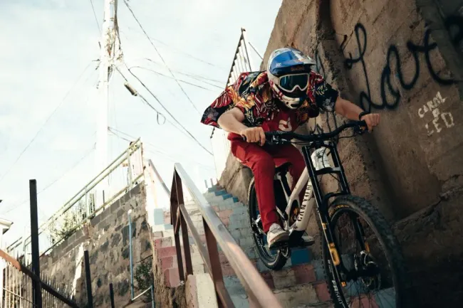 Fabio Wibmer recorriendo las calles y escaleras de Valparaíso. Foto: Red Bull Content Pool.