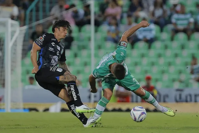 Joaquín Montecinos en acción por el Querétaro en la Liga MX. (Manuel Guadarrama/Getty Images).