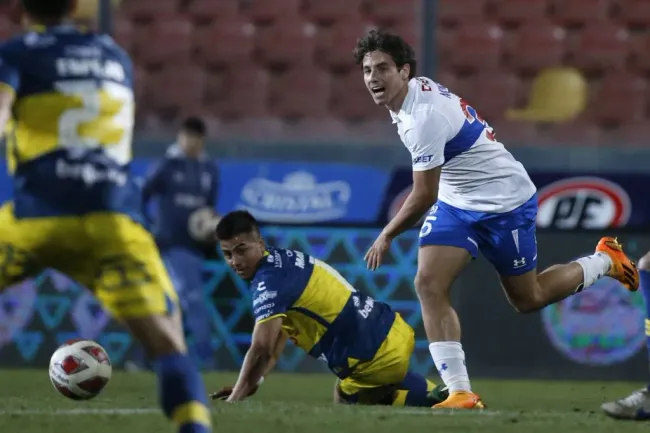 Clemente Montes en su redebut por la UC: fue en la caída 0-1 ante Everton. (Dragomir Yankovic/Photosport).