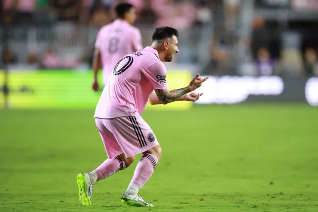 La particular celebración de Messi. Foto: Hector Vivas/Getty Images