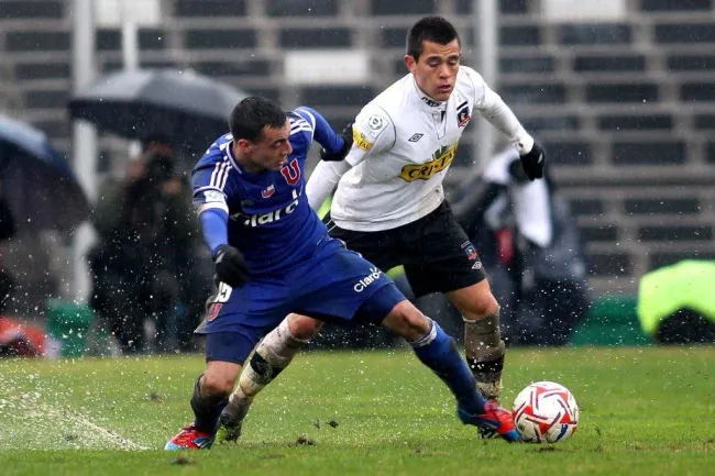 La U y Colo Colo jugaron un partido con lluvia y sin público en junio de 2012. | Foto: ANFP