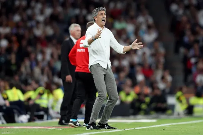 Imanol Alguacil da indicaciones en el Santiago Bernabéu. (Gonzalo Arroyo Moreno/Getty Images).