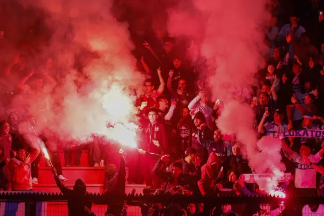 Los hinchas con los fuegos artificiales. Foto: Felipe Zanca/Photosport