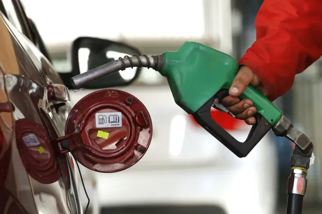 Los precios de las bencinas se han mantenido altos en nuestro país: Foto: Sebastián Cisternas/ Aton Chile.