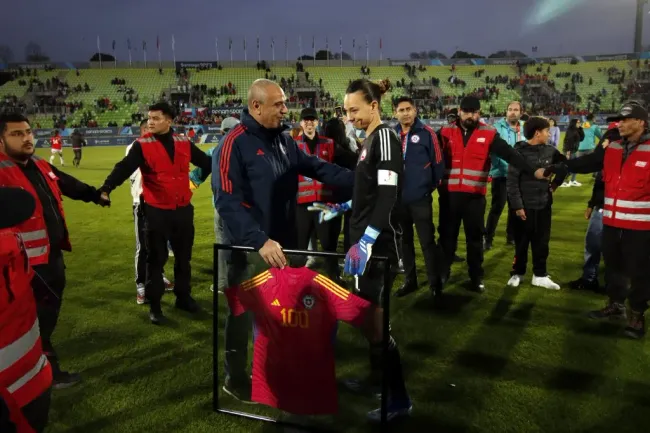 Tiane Endler y su homenaje rodeado de guardias