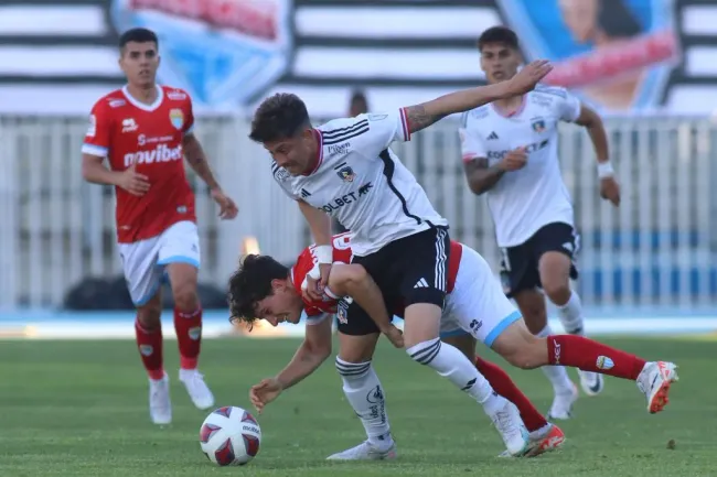 Pese a que Colo Colo venció en su duelo pendiente a Magallanes, al parecer la ANFP no le tiene mucha en que pueda meterse en la pelea por el título en el Campeonato Nacional 2023. | Foto: Photosport.