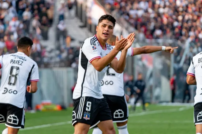 Damián Pizarro abrió la cuenta para Colo Colo en el Monumental. | Foto: Guillermo Salazar.