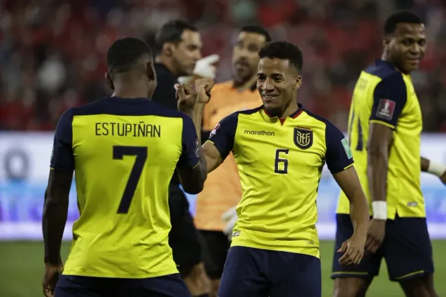 Byron Castillo, colombiano nacionalizado ecuatoriano con documentación fraudulenta, festejó ante La Roja con la camiseta de La Tricolor.