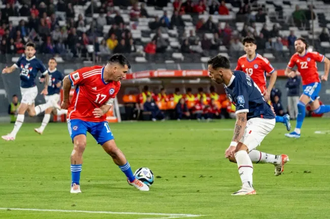 Gary Medel marca a Gabriel Ávalos en el empate 0-0 de Chile ante Paraguay, el último partido de Berizzo en la Roja. (Guille Salazar/RedGol).