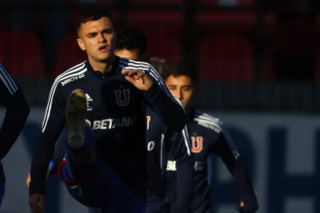 Vicente Fernández en un trabajo de calentamiento de la U. de Chile. (Andrés Piña/Photosport).