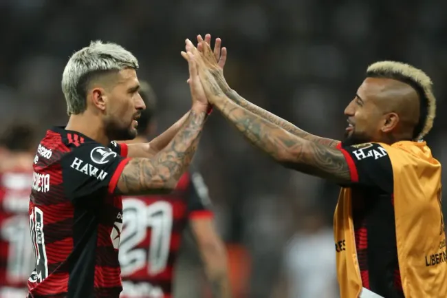 Giorgian de Arrascaeta celebra con Arturo Vidal en el Flamengo. (Photo by Alexandre Schneider/Getty Images)