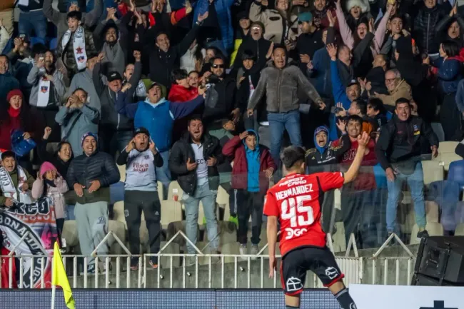 Así festejó Leandro Hernández su primer gol por el primer equipo de Colo Colo. (Foto: Guille Salazar).