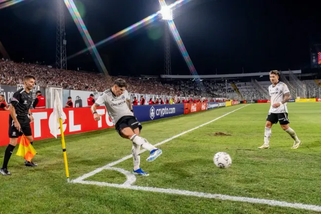 El pésimo estado de la cancha del Monumental en la fase previa alertó a la Conmebol para la participación de Colo Colo en la Copa Libertadores. Foto: Guille Salazar, RedGol.