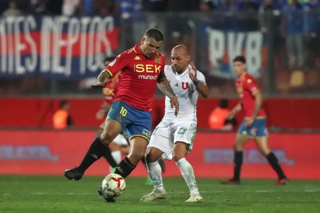 Los azules tuvieron constantes problemas con Vecchio. Foto: Jonnathan Oyarzun/Photosport