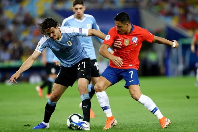 Edinson Cavani ante Alexis Sánchez en la Copa América 2021. (Bruna Prado/Getty Images).