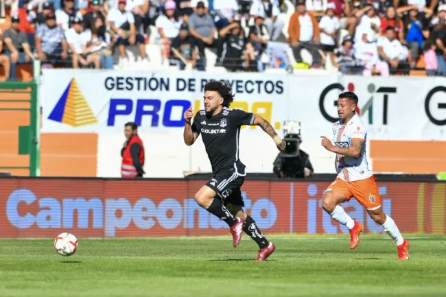 Los albos tendrán que correr más de la cuenta si quieren pelear arriba. Foto: Alejandro Pizarro/Photosport