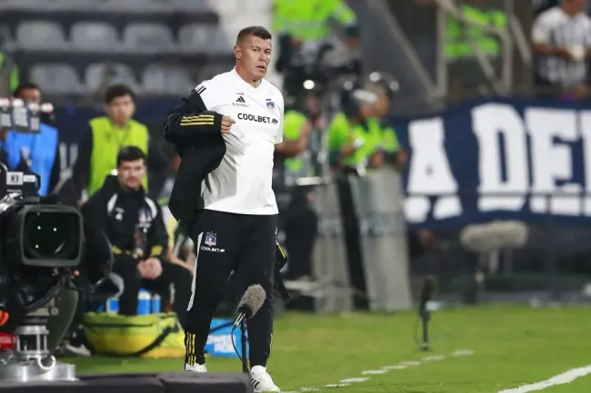 Jorge Almirón en Lima, Colo Colo rescató un empate ante Alianza. (Daniel Apuy/Photosport).