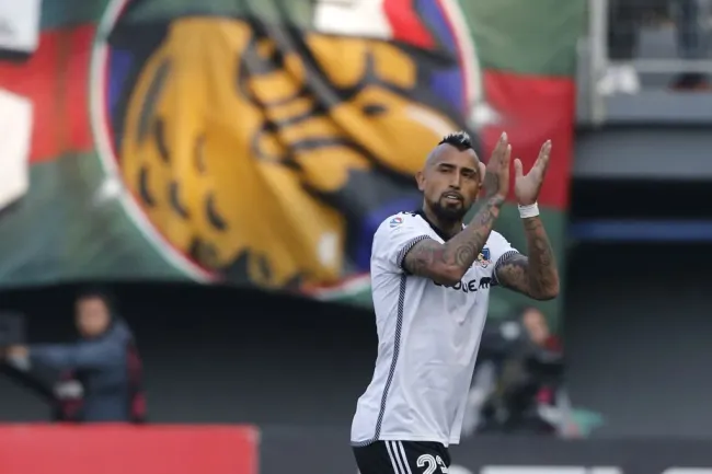Arturo Vidal aplaude en el estadio Bicentenario de La Florida. (Dragomir Yankovic/Photosport).