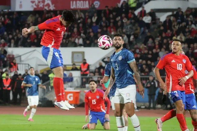 Dávila marca de cabeza su segundo gol ante Paraguay