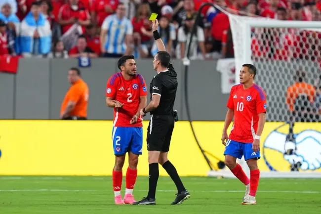 Gabriel Suazo es otro que jugará al borde la suspensión en el Chile vs Canadá. | Foto: Getty Images.