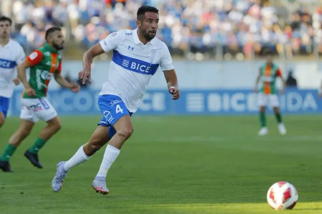 Mauricio Isla alcanzó a jugar 30 partidos con la camiseta de Universidad Católica. ¿Superará esa cifra en Colo Colo? | Foto: Photosport.