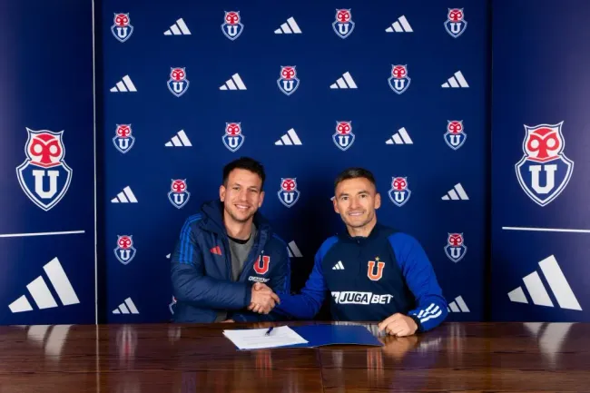 Manuel Mayo posa feliz con Charles Aránguiz. (Foto: U de Chile).