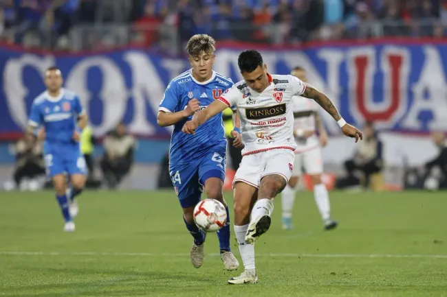 Marcelo Morales fue titular ante Copiapó con la camiseta de la U. Foto: Pepe Alvujar/Photosport