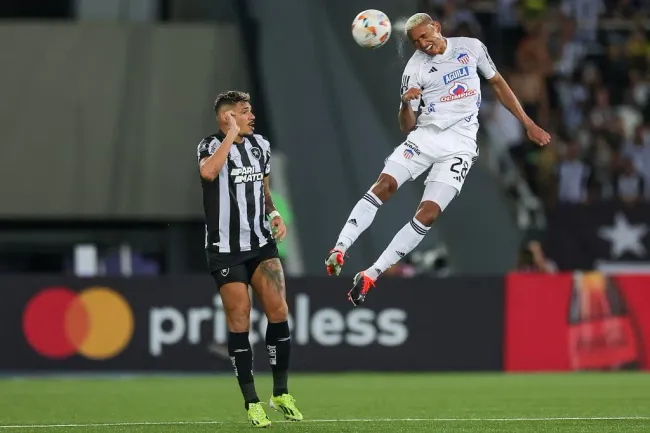 Jermein Peña en acción por Junior de Barranquilla. (Buda Mendes/Getty Images).