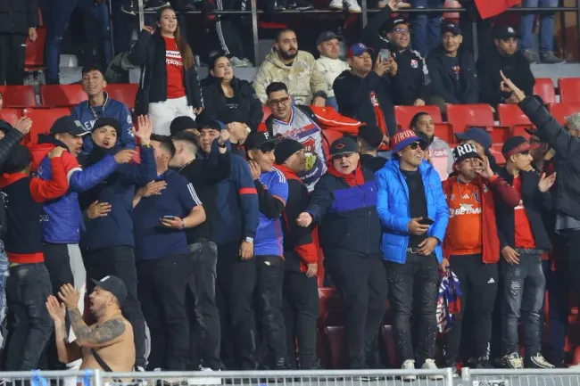 Varios hinchas de la U llegaron al Nacional para apoyar al DIM. | Foto: Photosport.