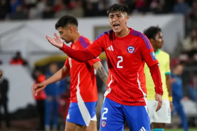 Marcelo Morales, ya como seleccionado chileno, prepara las maletas para dejar la U y salir al extranjero. Foto: Photosport.