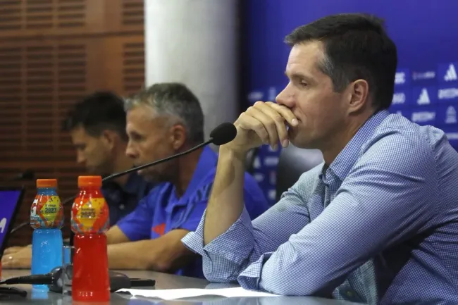 Michael Clark en la testera junto a Gustavo Álvarez y Manuel Mayo. (Jonnathan Oyarzun/Photosport).