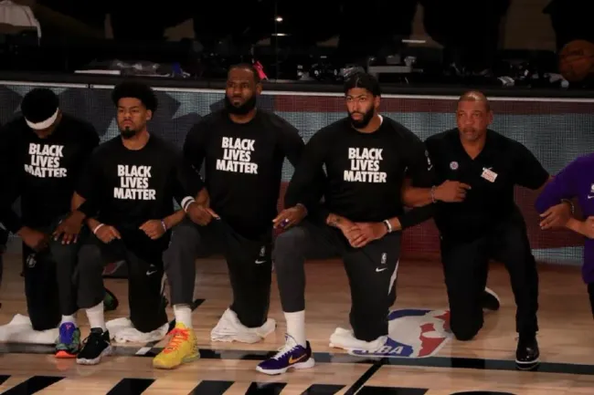 Jugadores de la NBA apoyan el movimiento Black Lives Matter.