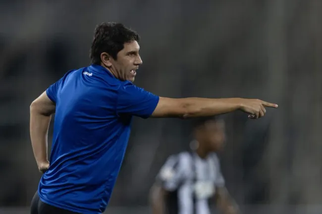 RIO DE JANEIRO, BRASIL – 29 DE OUTUBRO: Lúcio Flávio, técnico do Botafogo, gesticula durante partida entre Botafogo e Cuiabá pelo Brasileirão 2023, no Estádio Olímpico Nilton Santos, em 29 de outubro de 2023, no Rio de Janeiro. (Foto: Lucas Figueiredo/Getty Images)