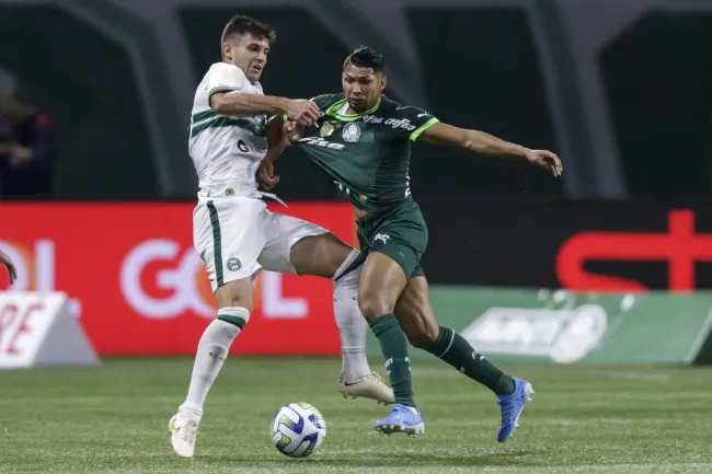 SÃO PAULO, SP (FOLHAPRESS) – 04 DE JUNHO: Kuscevic, do Coritiba, e Rony, do Palmeiras, disputam a bola durante a partida entre Palmeiras e Coritiba pelo Campeonato Brasileiro 2023, no Allianz Parque, no dia 04 de junho de 2023, em São Paulo. (Foto: Alexandre Schneider/Getty Images)