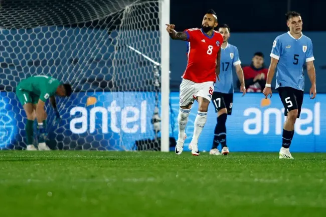 Arturo Vidal em ação pelo Chile. (Photo by Ernesto Ryan/Getty Images)