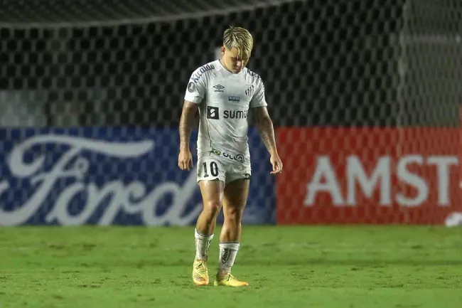 Yeferson Soteldo em campo pelo Santos. (Photo by Guilherme Calvo-Pool/Getty Images)