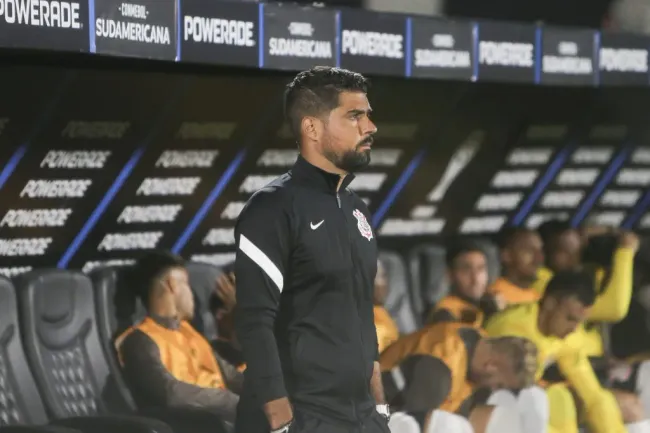 António Oliveira não está satisfeito com Kayque nos treinos. (Photo by Ernesto Ryan/Getty Images)