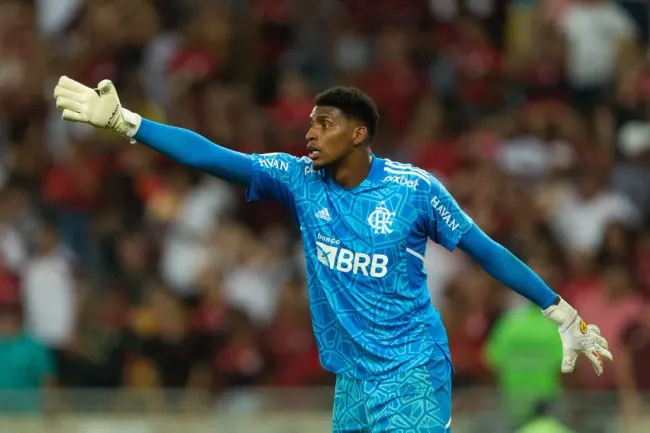 Hugo Souza com a camisa do Flamengo. Foto: IMAGO / Carneiro Images